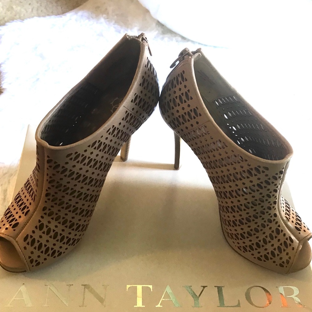 Ann Taylor Shana Cutout Shooties Size 6 1/2